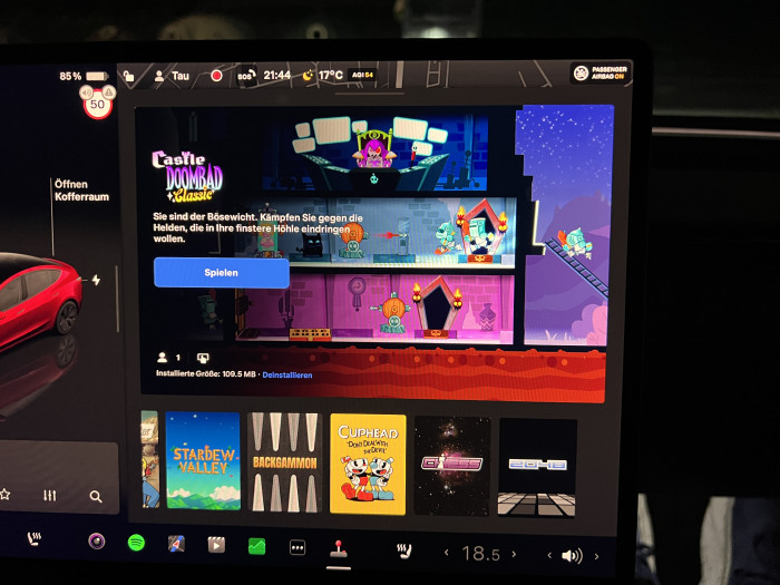 Casual Games im Tesla Model 3: Manche Spiele lassen sich mit einem Konsolen-Controller spielen. (Bild: Dirk Kunde)